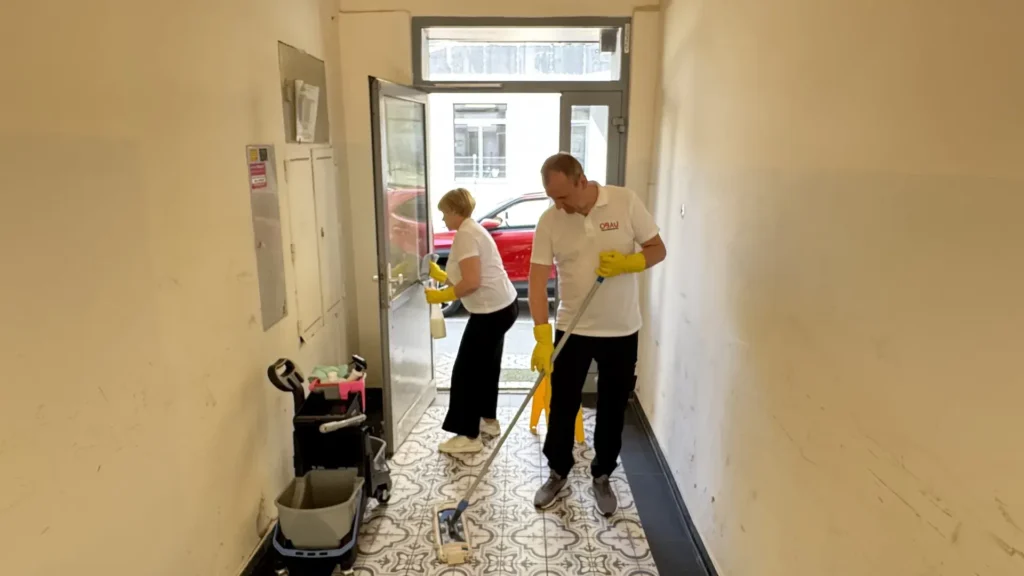 OBAU Mitarbeiter bei der gründlichen Stiegenhausreinigung und Hausbetreuung in Wien