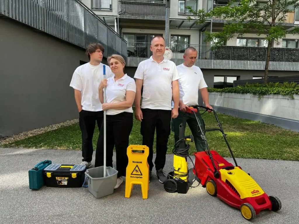 Zuverlässiges OBAU Team in Arbeitskleidung für professionelle Hausbetreuung in Wien
